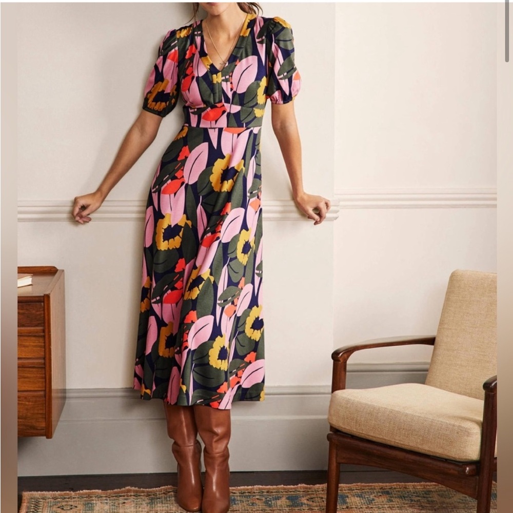 Boden V-Neck Jersey Midi Dress In French Navy
Abstract Bloom Multicolor Size 12